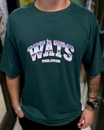 Camiseta College Wats Company - Verde Musgo